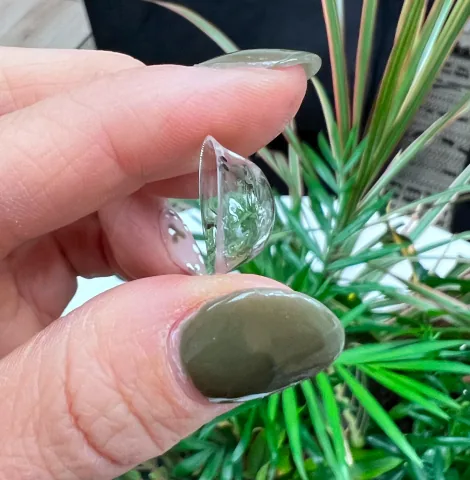 Scleral lens resting on fingers