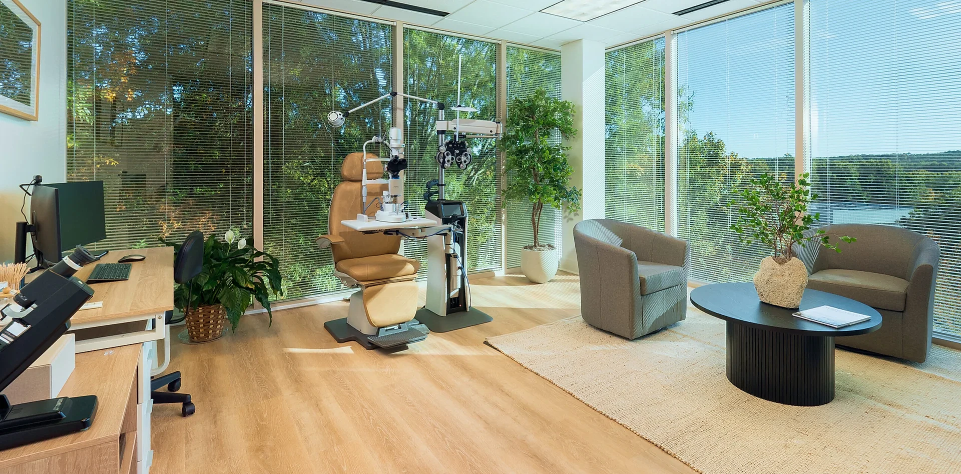 Advanced diagnostic imaging and fitting examination chair and equipment