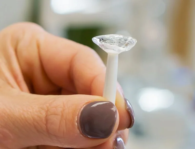 Scleral lens insertion stand