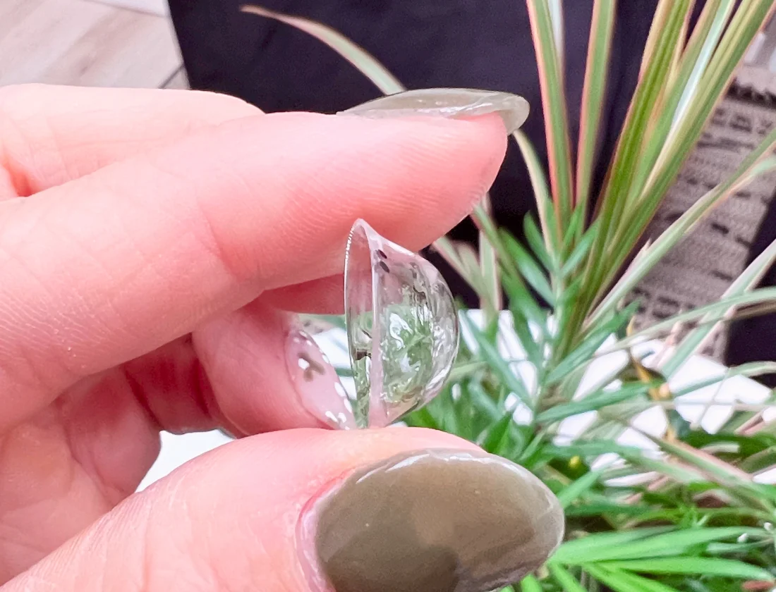 Side profile view of a custom scleral contact lens