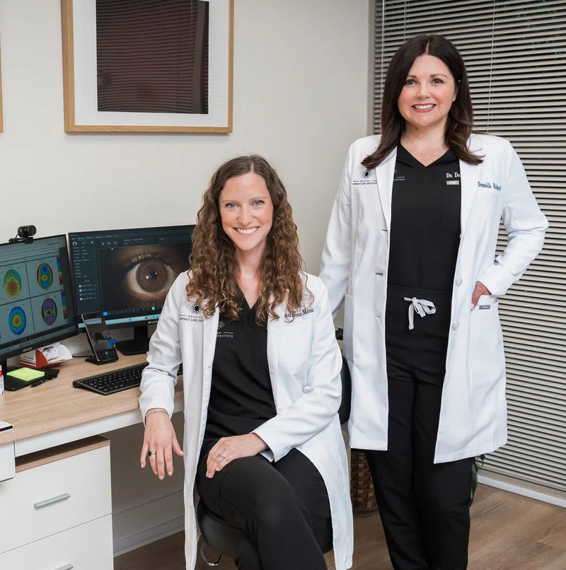 High-resolution clinical evaluation of custom scleral contact lens on patient eye